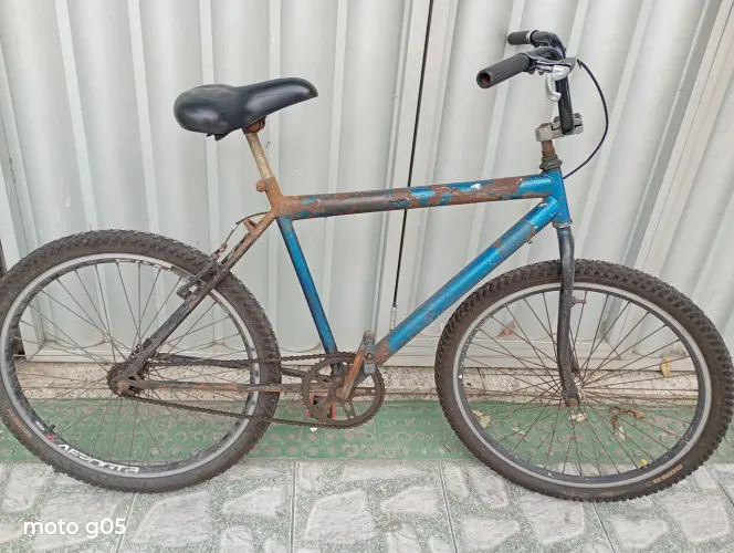 Bicicleta aro 26 pneu semi-novo aro aéreo só preciso de uma pintura super levinho toda dur