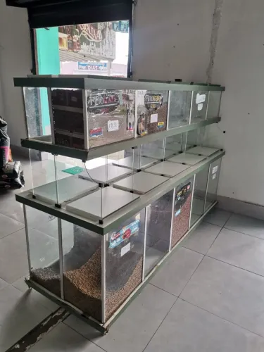 Vende expositor de ração e prateleiras 300,00 *
