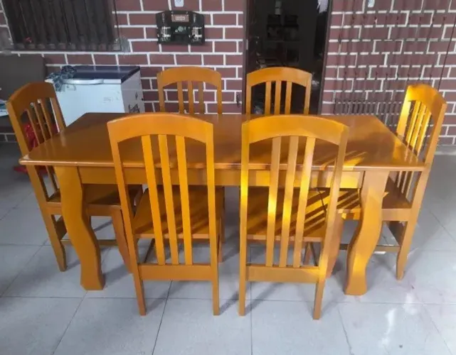 Conjunto De Mesa e Cadeiras De Madeira