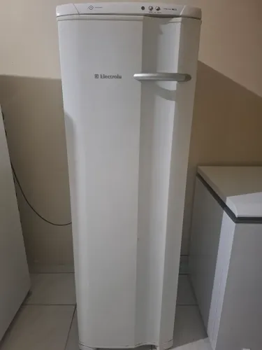 Freezer vertical com defeito