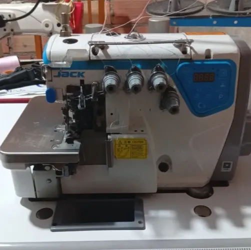 Máquina de costura 4 fio