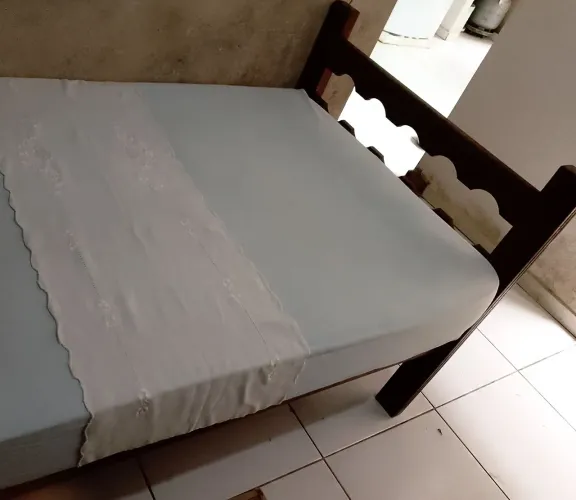 Cama de madeira solteiro