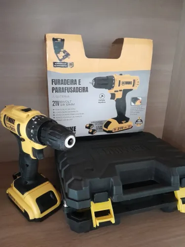 Vendo essa parafusadeira e furadeira 