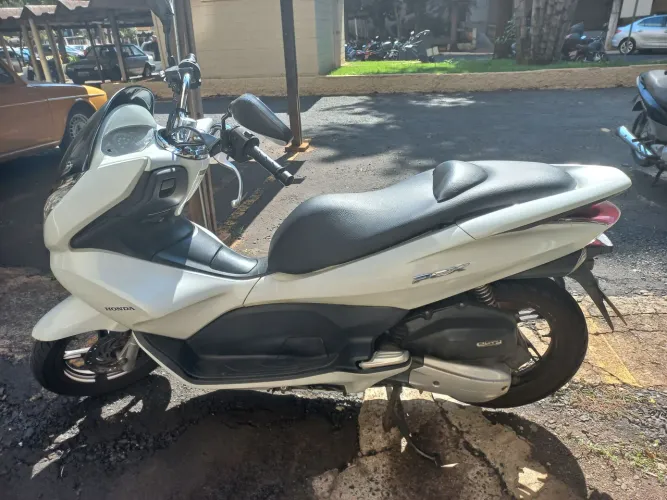 Honda PCX 2014 bem conservada, pneus em bom estado.