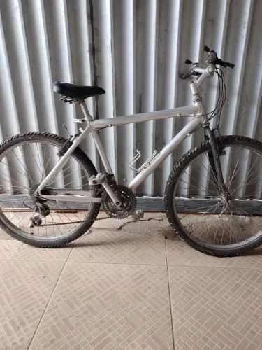 Bicicleta com marcha é de alumínio 
