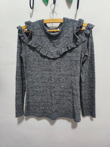 Camiseta com glitter e aberturas nos ombros