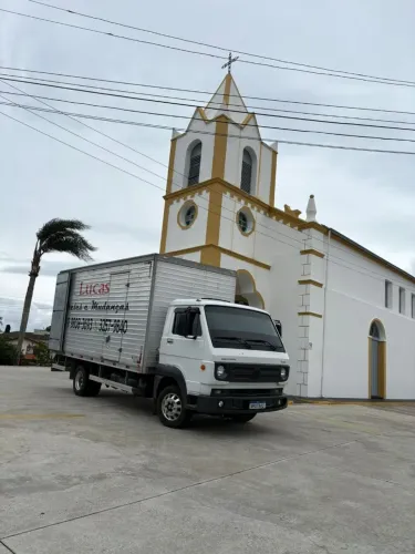 caminhão bau para levar ou trazer móveis 
