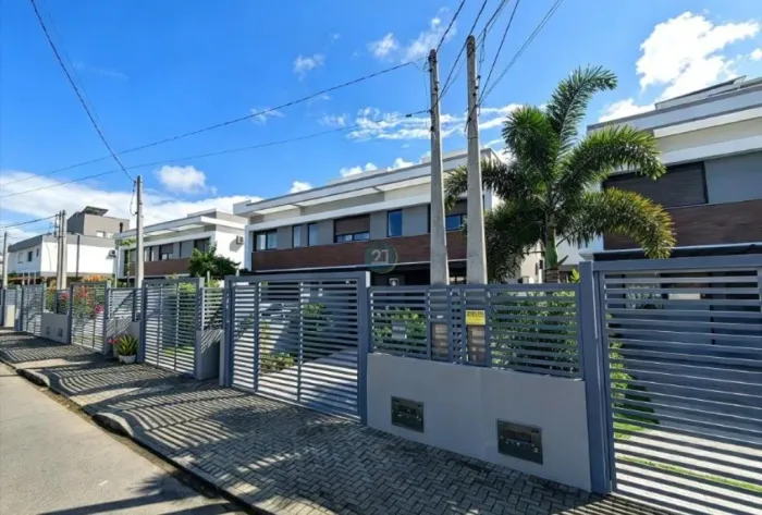 Alugo casa com 03 quartos, 02 garagens, quintal, churrasqueira, 130m² privativo, no Marina