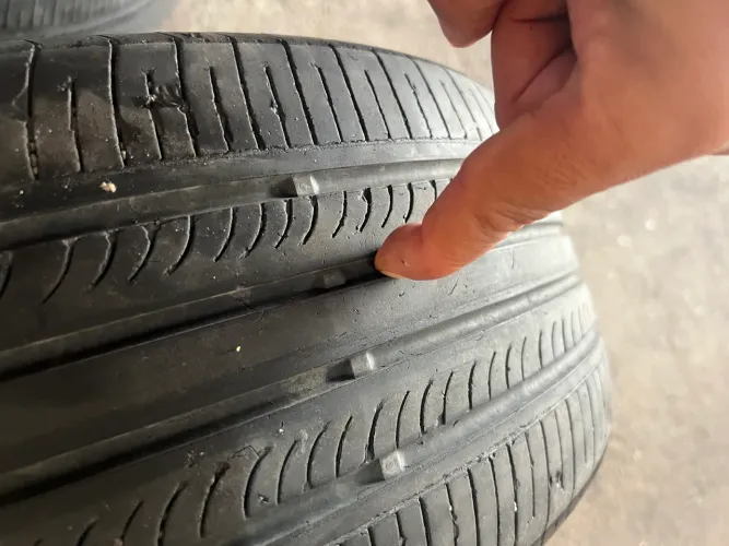Vendo par de pneus 205/55-17 marca mexem
