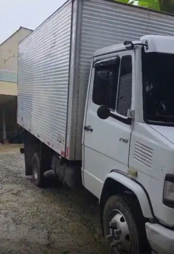 Caminhão 710 Mercedes baú 