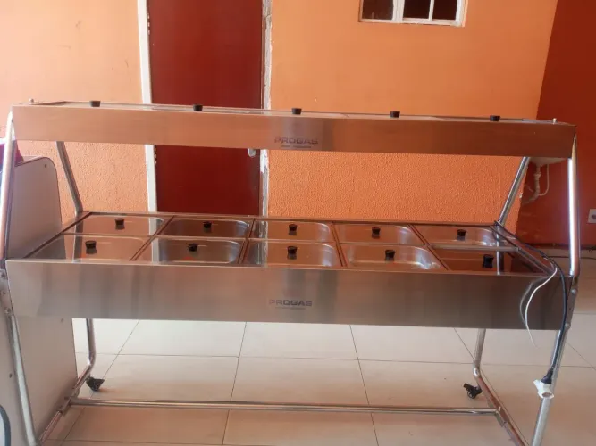 Carrinho self-service - pista de comida 