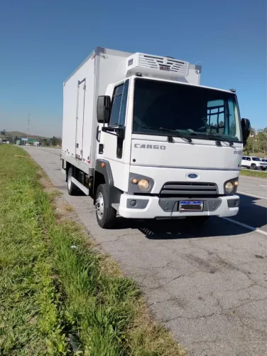 Ford Cargo 816 2015 Baú Refrigerado