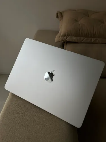 MacBook Air M3 2024 (512 gb/ 16 gb RAM/ 44 ciclos de carga)