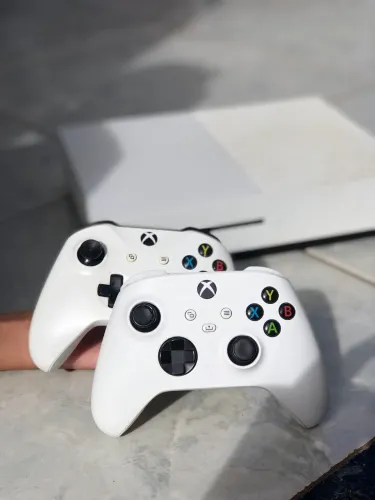 Xbox One S 1TB + 2 Controles + Jogos | Ótimo Estado