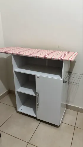 Vendo mesa de passar roupa com armário organizador