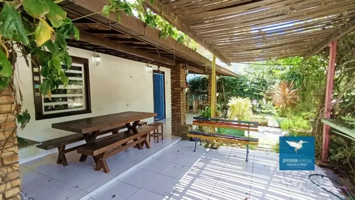 Lindo Chalé Mobiliado em Condomínio Fechado com Amplas Varandas, 02 Quartos, 02 banheiros,