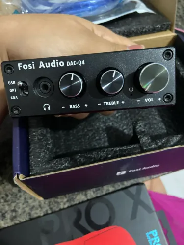 DAC (Mini Conversor Digital-Analógico) de áudio da Fosi Audio.