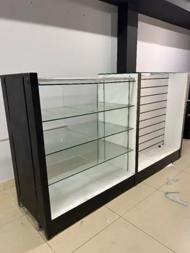 Balcão Expositor para Loja com Vitrine de Vidro e Painel Canaletado