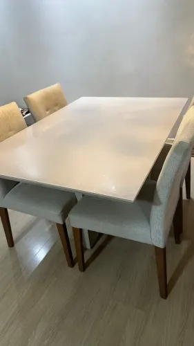 Mesa com 4 cadeiras 