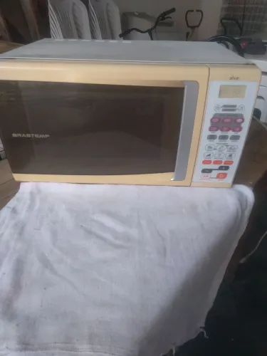 Micro-ondas Brastemp ative usado emboas condições 30 litros funcionando normalmente.