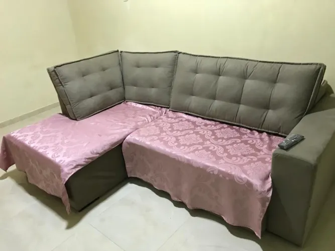 Sofá retrátil de 4 lugares, está em ótimo estado de conservação 