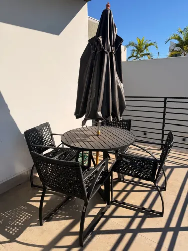 Mesa com 4 cadeiras + Ombrelone Madeira