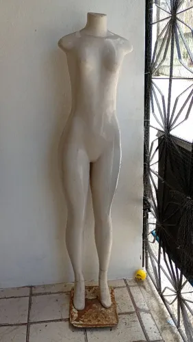 Manequins e estante