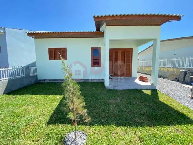 Casa Nova com 3 Dormitórios a 350m do Mar no Bairro Erechim Balneário Arroio do Silva