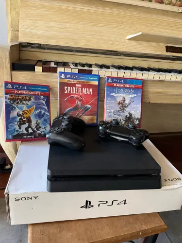 PS4 Slim 1TB + 2 controles + 3 jogos fisicos
