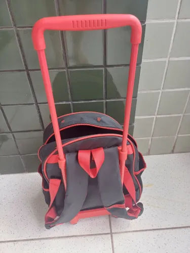 Mochila infantil c/ rodinha e puxador retratil (1 ano de uso)
