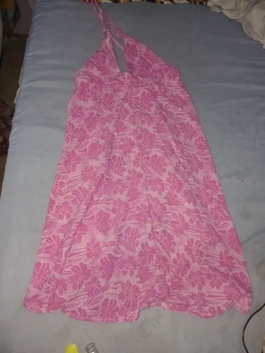 Vestido curto rosa (regula nas costa pra ajustar o decote do peito)