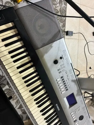 Teclado Yahama DGX 520