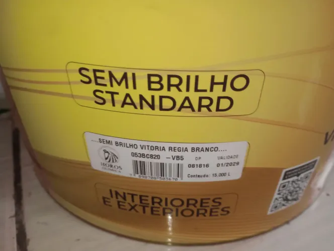 Vendo 2 baldes de tinta .sendo 1 balde semi brilho.outro balde não e semi brilho