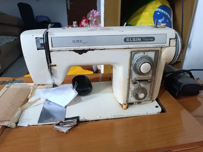 Máquina de costurar Elgin costurando perfeitamente 