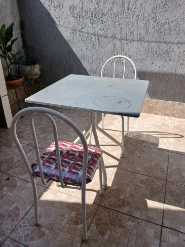 Mesa ferro e granito c/ 2 cadeiras