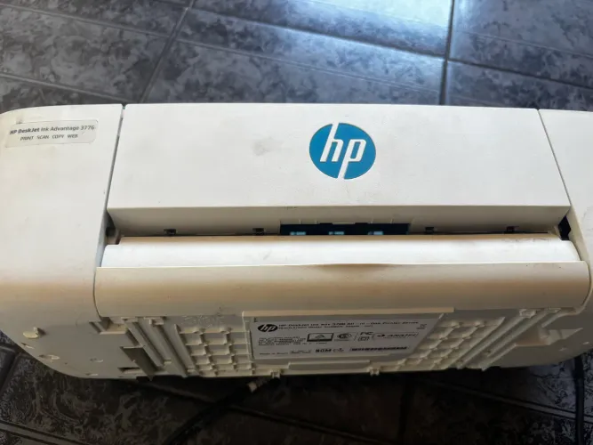 Esta é uma impressora multifuncional HP Deskjet Ink Advantage 3776 branca e azul.