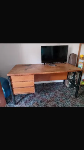Mesa retrô para escritório em madeira, com estrutura metálica e gavetas