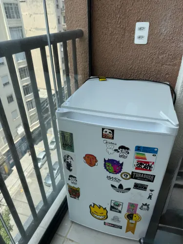 Frigobar midea 124 litros. 