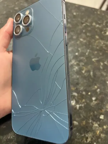 Vendo iPhone 12 Pro Max tá com a tampa traseira trincada