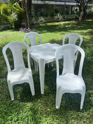 Conjunto Mesa e 4 Cadeiras de Plástico Jataí até 152kg