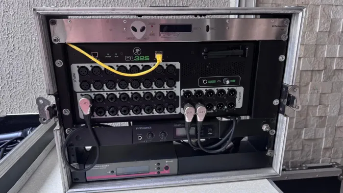 Rack Áudio profissional completo: Mackie DL32S + Pentacustica + Retorno Sem Fio