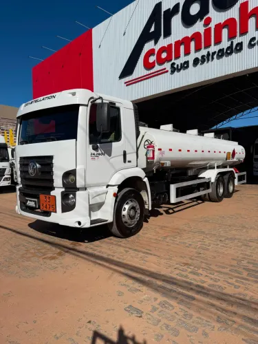 VOLKSWAGEN 24-280 E Constel. 6x2 2p (diesel)(E5)
