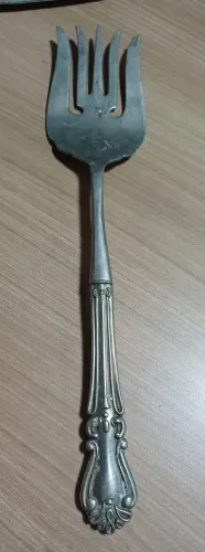 Garfo para servir salada espressurado a prata
