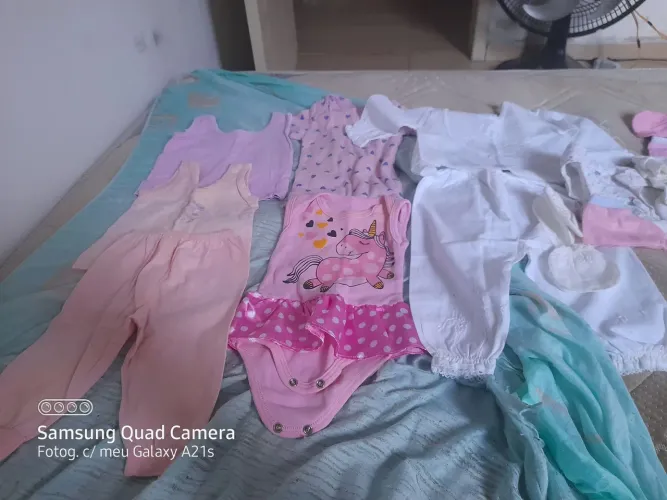 VENDE-SE LOTE DE ROUPINHAS PARA MENINA DE 0 A 2 MESES