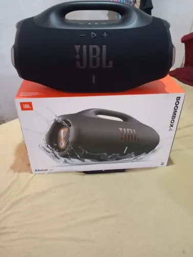 Vendo uma caixa JBL com três meses de uso pô 2.500 reais tá nova