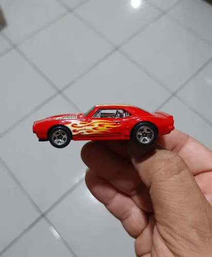 Hot Wheels Custom '67 Pontiac Firebird da série HW Flames.