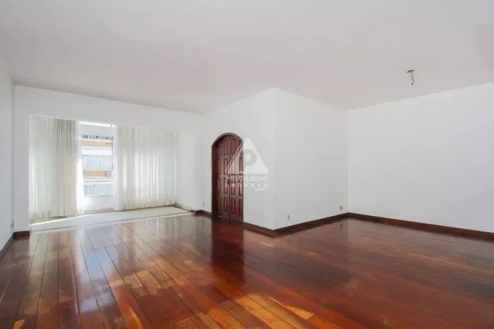 Apartamento Alto Padrão em Copacabana. Quatro Quartos. Vaga de Garagem.