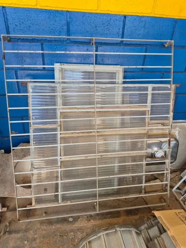 Vitrô aço 1,20x1,00 com grade