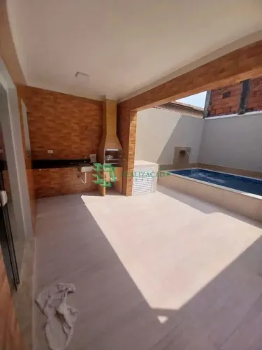 CASA COM PISCINA , 3 DORMITÓRIOS E PREÇO BOM !