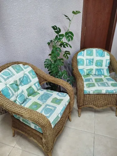 Par de poltronas com almofadas super confortáveis 